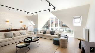 Dit verzorgde en volledig gemeubelde appartement combineert comfort, ruimte en een uitstekende ligging. Dankzij de uitstekende ligging bevindt u zich op korte wandelafstand van het strand en de Zeedijk. Winkels, restaurants en andere voorzieningen bevinden zich in de directe omgeving, waardoor u optimaal kunt genieten van alles wat Knokke te bieden heeft.<br /><br />Het appartement beschikt over een lichtrijke leefruimte met een open, volledig uitgeruste keuken, voorzien van alle nodige toestellen. Dankzij de praktische indeling vormt dit de ideale plek om samen te koken, te ontspannen of gasten te ontvangen. Er zijn 4 volwaardige slaapkamers met telkens een dubbel bed aanwezig. Daarnaast zijn er drie volwaardige badkamers, wat zorgt voor extra comfort voor gezinnen of meerdere bewoners. Verder is het appartement uitgerust met zowel een wasmachine als een droogkast. Vanuit het appartement geniet u van een mooi zeezicht, een extra troef die elke dag een vakantiegevoel creëert.<br /><br />Dit appartement wordt volledig gemeubeld verkocht en is daardoor onmiddellijk klaar voor eigen gebruik, als tweede verblijf of als interessante investering.<br />Interesse of wenst u meer informatie? Neem gerust contact met ons op. Wij beantwoorden graag al uw vragen en plannen met plezier een bezichtiging in.