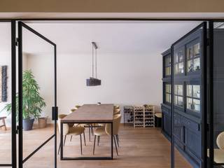 Gent centrum – Ruim appartement met drie slaapkamers en terras nabij het Zuidpark<br /><br />Dit ruime appartement bevindt zich op de tweede verdieping van de verzorgde residentie Estoril, gelegen aan de Gustaaf Callierlaan.<br /><br />De locatie combineert een strategische woonomgeving met de onmiddellijke nabijheid van het Gentse stadscentrum, het Zuidpark en het Muinkpark. Winkels, horeca en mobiliteitsverbindingen bevinden zich op wandel- en fietsafstand.<br /><br />Het appartement onderscheidt zich door zijn heldere planindeling en aangename lichtinval. Authentieke elementen, zoals houten vloeren en een originele apothekerskast, geven het interieur een warm en karaktervol accent.<br /><br />De indeling is logisch en overzichtelijk. Een centrale inkomhal met vestiaire en stalen glasdeuren leidt naar de leefruimte, waar woonkamer en eetplaats naadloos in elkaar overvloeien. Grote raampartijen zorgen voor een open en lichtrijk gevoel. Aansluitend bevindt zich de volledig uitgeruste keuken.<br /><br />Aan de achterzijde bevinden zich drie kamers, momenteel ingericht als twee volwaardige slaapkamers en een dressingruimte. Het terras aan deze zijde geniet van een aangename oriëntatie en biedt een open uitzicht over de stad en het project Zebra.<br /><br />De badkamer is uitgerust met een inloopdouche en wastafel. Daarnaast is er een apart gastentoilet met aansluiting voor wasmachine en droogkast.<br /><br />Verder beschikt het appartement over een privatieve kelderberging.<br /><br />Een bijkomende troef is het praktische gebruik van de bijhorende ondergrondse parkeerplaats (€ 25.000).<br /><br />Een comfortabel en lichtrijk appartement op een strategische locatie in Gent.