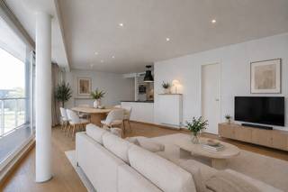 <br />Ontdek dit ruim appartement op de tweede verdieping van Residentie Icon III, een standingvol gebouw nabij het bruisende hart van Oostende. Dankzij de gunstige hoekligging geniet het appartement van een overvloed aan natuurlijk licht en een aangenaam ruimtelijk gevoel. De hoogwaardige afwerking, het doordachte ontwerp en de kwalitatieve materialen zorgen voor een stijlvolle en comfortabele woonbeleving. De indeling omvat een lichtrijke leefruimte met open keuken uitgevend op een ruim terras, een ruime slaapkamer, een moderne badkamer en praktische berging. Bovendien beschikt u over een private fietsenberging, een absolute meerwaarde in een centrale stadsomgeving. Vanuit deze toplocatie bevinden winkels, restaurants, het openbaar vervoer, de jachthaven en het strand zich op wandelafstand. Hier woont u in alle comfort, midden in het levendige centrum van Oostende. Contacteer ons vandaag voor meer informatie of een bezoek.
