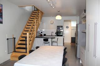 <span>Moderne instapklare woning met extra toegang via naastgelegen doorgang en apart gelegen tuin met 2 tuinbergingen. Deze perfect gerenoveerde woning is een mooi staaltje van afgewerkt wonen door gebruik te maken van duurzame materialen. Indeling : GELIJKVLOERS : inkomhal, eetruimte met volledige wand bestaande uit ingemaakte kasten, open moderne keuken, apart (hang)toilet, badkamer bestaande uit : inloopdouche met rainshower, dubbel lavabo meubel, bergruimte, washoek. Eerste verdieping : leefruimte met tv-hoek over het volledig verdiep met aansluitend een dakterras (volledig privé) met aangepaste lichtarmaturen en geluidsboxen. Tweede verdieping : 2 slaapkamers of slaapkamer en bureau. Tuin met 2 tuinbergingen, grasplein met petanquebaan. Alles mooi afgewerkt met inbouw spots en boxen, geautomatiseerde rolluiken over het gehele huis. Dubbele beglazing, centrale verwarming op aardgas, veel bergruimte. Echt iets voor vlugge beslissers! Laat U verleiden door deze prachtige woning en vraag een bezoek of meer info aan Wim op 0492 68 38 38.</span>