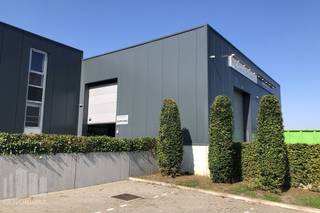 Bâtiment d'entreprise <strong>durable</strong> idéalement situé à vendre à Sint-Pieters-Leeuw, le long de la Chaussée de Mons, parfait pour les entreprises à la recherche d'une combinaison de visibilité, de fonctionnalité et d'une accessibilité stratégique.<br /><br />Ce bâtiment indépendant développe une superficie totale d'environ 1.555 m², comprenant 988 m² d'atelier / showroom / espace de stockage de haute qualité (hauteur libre de 5,80 m) et 567 m² d'espace de stockage (hauteur libre de 5,20 m), complétés par une mezzanine d'environ 217 m². Le bâtiment est équipé de <strong>2 quais de chargement et de 2 portes sectionnelles.</strong> Il dispose également d'environ 308 m² de bureaux modernes et lumineux situés au 1er étage.<br /><br />Sur le plan de la durabilité, ce bâtiment est parfaitement à jour : <strong>3 bornes de recharge, 88 panneaux solaires et 2 batteries</strong> garantissent une consommation énergétique optimisée.<br /><br />Implanté sur <strong>un terrain clôturé d'environ 3.079 m² et doté de 22 emplacements de parking privatifs,</strong> ce bien offre un confort exceptionnel tant pour le personnel que pour les visiteurs.<br /><br />Grâce à son architecture remarquable et à son excellente visibilité le long d'un axe très fréquenté, ce bâtiment constitue une véritable vitrine pour toute entreprise souhaitant renforcer son image. Sa configuration flexible le rend adapté à de multiples usages, tels que le stockage, le showroom, les activités de bureau ou encore la production légère. Son caractère résolument tourné vers l'avenir en fait un investissement de choix pour accompagner le développement et la professionnalisation de votre entreprise.<br /><br />Pour de plus amples informations ou pour organiser une visite sans engagement, contactez PANORAMA B2B au 02 540 20 20.