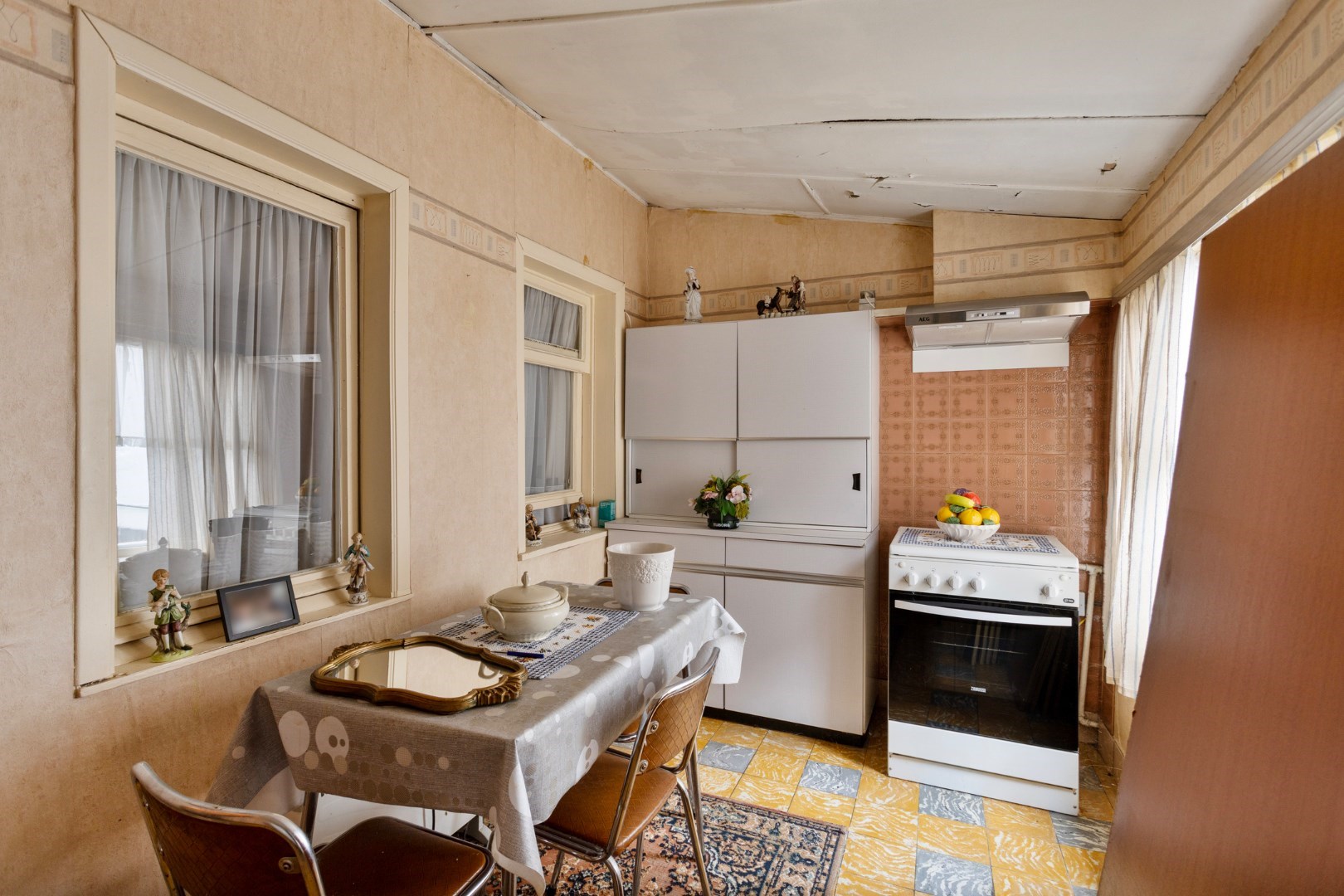 TE RENOVEREN GEZINSWONING MET 2 SLPKS TUIN EN STAANPLAATS - foto 5