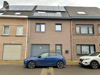 Zeer goed gelegen BEN woning (2018) met 4 slaapkamers en 2 badkamers, ingerichte keuken, bergruimte, inpandige garage, 3 toiletten, terras en tuin...