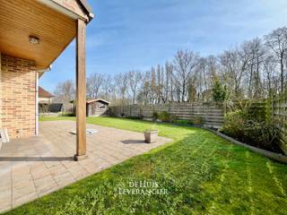 Droom je van wonen aan de kust waar rust, ruimte en comfort samenvloeien?In een rustige residentiële buurt van Nieuwpoort bevindt zich deze charmante...