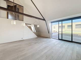 Gelegen in een rustige omgeving en op korte afstand van het openbaar vervoer, zal deze uitzonderlijke triplex loft (penthouse van ±170 m²) u verleiden met zijn vele unieke kenmerken. De loft bestaat uit een grote woon- en eetkamer, badend in licht dankzij de grote ramen met automatische verduisteringsgordijnen, die voor volledige privacy zorgen.<br /><br />De keuken, volledig uitgerust met moderne apparaten, is een echt pluspunt voor kookliefhebbers. De twee ruime en lichte slaapkamers zijn perfect voor een goede nachtrust. De badkamer, uitgerust met een inloopdouche en een ligbad, biedt een absolute ontspanningsruimte. Een praktische wasruimte en een kelder maken deze uitzonderlijke woonruimte compleet.<br /><br />De loft onderscheidt zich ook door zijn eigentijdse design, met LED-lampen geïntegreerd in de muren, wat zorgt voor een warme en moderne sfeer. Het pand heeft ook een goede EPC, wat optimale energie-efficiëntie garandeert.<br /><br />Buiten kunt u genieten van een groot terras en een privézwembad voor onvergetelijke ontspanningsmomenten. Twee parkeerplaatsen zijn optioneel beschikbaar. Gelijkvloers is er een eerste berging beschikbaar. Daarnaast heeft de parking een tweede berging.<br /><br />Mis de kans niet om deze unieke loft te bezoeken, perfect voor diegenen die op zoek zijn naar een uitzonderlijke woonomgeving in een rustige en praktische buurt.