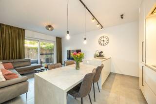 <strong>Instapklaar compact luxe-appartement (2021) met stadstuin, terras & carport (inclusief) nabij centrum Brasschaat!</strong><br /><br /><strong>Plannen, indeling layout met afmetingen zie VIRTUAL TOUR ( KLIK )</strong><br /><br />Bent u op zoek naar het comfort van een villa, maar dan zonder het zware onderhoud? Dit hoogwaardig afgewerkte gelijkvloersappartement (bouwjaar 2021) combineert pure luxe met een uitzonderlijk energielabel (EPB E31!). Gelegen in een kleinschalig, modern gebouw van slechts 5 entiteiten geniet u hier van rust, privacy en een unieke sfeer, op wandelafstand van het bruisende centrum van Brasschaat.<br /><br /><strong>Zon, sfeer & buitenleven:</strong> de absolute blikvanger is de gezellige, west-georiënteerde privétuin (34 m²). Het aangelegde terras met ingewerkte palmboom en onderhoudsvriendelijk kunstgras ademt een instant vakantiegevoel uit, met directe toegang tot de carport <strong>(inclusief in de VP).</strong> <br /><br />
<ul>
<li><strong>Indeling & Luxueuze afwerking: </strong>lichte design-leefruimte: Een zonovergoten woonkamer op een strakke, moderne keramische XL-tegel. De kamerhoge schuiframen zorgen voor een naadloze overgang naar de tuin.</li>
<li><strong>Open luxe-keuken:</strong> een modern, greeploos wit designeiland met een hoogwaardig naadloos werkblad (Corian/composiet) dat prachtig overloopt in een geïntegreerde eettafel. Volledig ingericht met topapparatuur (inductiekookplaat, vaatwasser, oven, grote koelkast en aparte diepvriezer) en stijlvolle, zwarte led-railverlichting.</li>
<li><strong>Mastersuite met hotel-vibe</strong>: Een royale, rustgevende slaapkamer met kamerbreed raam naar de tuin, die direct aansluit op de luxueuze open badkamer. Deze is voorzien van een royale inloopdouche met een strakke glazen wand en grote, zandkleurige wandtegels, een design-lavabomeubel met ingebouwde kraan en een slim weggewerkte maatkast voor wasmachine/droogkast.</li>
<li><strong>Sanitair & Techniek</strong>: Apart gastentoilet en een handige technische berging.</li>
</ul>
<strong>Technisch topcomfort:</strong><br />Het appartement is uitgerust met behaaglijke vloerverwarming over het volledige oppervlak, een individuele gascondensatieketel en een C-plus ventilatiesysteem. Dit resulteert in een extreem laag energieverbruik (E-peil: E31).<br /><br /><strong>Syndicus - lage maandelijkse lasten:</strong> slechts € 89/maand - syndicus, blokpolis/brandverzekering, bankkosten en gemeenschappelijk water & elektriciteit van de hal. <br />
<div><br /><strong>De perfecte match</strong> voor <strong>starters</strong>, <strong>singles of koppels</strong> <strong>die op zoek zijn naar een luxueuze thuis zonder renovatiezorgen. Eveneens ideaal voor wie kleiner wil gaan wonen met behoud van comfort & minder onderhoud, óf als een direct renderende, zorgeloze investering.</strong><span></span></div>
<div></div>
<div></div>