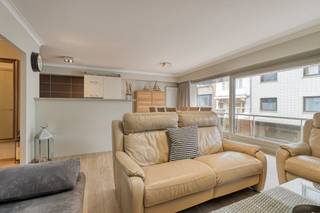 Dit perfect onderhouden appartement dat we te koop aanbieden, is een unieke kans voor wie vastgoed wil kopen in het centrum van Blankenberge. Het pand werd in 2014 volledig gerenoveerd en bevindt zich op een toplocatie met een uitstekende bereikbaarheid, vlak bij de historische Belle Epoque wijk.Indeling van het appartement:- Inkomhal met gastentoilet- Lichtrijke leefruimte- Geïnstalleerde keuken- Twee volwaardige slaapkamers- Verzorgde badkamer- Twee terrassen van zeer aangename oppervlakteEen van de grote troeven van dit appartement te koop in Blankenberge is ongetwijfeld de overvloed aan buitenruimte. Met maar liefst twee terrassen geniet u op elk moment van de dag van de zon. De centrale ligging is ideaal: op wandelafstand van winkels, het strand, restaurants en het openbaar vervoer. Dit immo pareltje in Blankenberge is de perfecte uitvalsbasis om te genieten van alles wat de kust te bieden heeft.Bent u op zoek naar een prachtig appartement om te kopen in Blankenberge? Aarzel dan niet om een bezoek in te plannen voor dit uitzonderlijke pand in onze verkoop.Meer info? Contacteer Daen Desticker op 0472 18 38 02 of via daen.desticker@dewaele.com