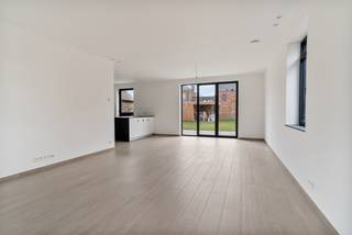 Deze prachtige energiezuinige woning combineert moderne en charmante elementen op een uitzonderlijk rustige locatie.Bij binnenkomst word je...