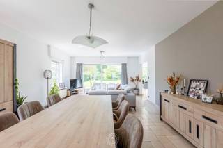 Stap binnen in deze <strong>schitterende woning,</strong> gelegen in een <strong>serene woonwijk te Sint-Niklaas</strong>, waar rust en centrale ligging samenkomen. De <strong>royale woonkamer,</strong> met een oppervlakte van circa 40 m² biedt een <strong>prachtig uitzicht op de weelderige tuin</strong>, waardoor binnen en buiten naadloos in elkaar overvloeien. De keuken is uitgerust met alle nodige toestellen. Buiten wacht een <strong>zonovergoten terras </strong>op het zuidwesten, omringd door een <strong>mooi aangelegde tuin </strong>met een panoramisch uitzicht op de <strong>omringende weilanden</strong>. Een elektrische zonneluifel biedt beschutting tegen de zon op warme dagen.<br /><br />Op de benedenverdieping vind je nog een gastentoilet, een ruime berging met <strong>ingebouwde kasten</strong> en een <strong>garage met elektrische poort</strong>.<br />De eerste verdieping herbergt een <strong>riante dressing met inbouwkasten</strong>, <strong>drie slaapkamers</strong> en een badkamer met ligbad en douchevoorziening, dubbele lavabo en toilet. Verder is er nog een ruime zolder die kan dienen voor extra bergruimte. <br /><br />Deze villa heeft vele <strong>extra troeven</strong>, zoals rolluiken, <strong>zonnepanelen</strong> voor een energiezuinige levensstijl, een afgesloten tuin voor ultieme privacy, een voortuin met parkeergelegenheid, en de bonus van verlichting en gordijnen die blijven hangen.<br /><br />Beschikbaar vanaf <strong>01/05/2026</strong>, wordt deze prachtige woning verhuurd voor <strong>€1650 per maand + €45 per maand kosten voor het tuinonderhoud.</strong><br /><em>De huurder is verantwoordelijk voor het onderhoud van de tuin, maar de eigenaar zal zorg dragen voor het snoeien van hagen en bomen.</em><br /><br />De eigenaar van deze prachtige villa is op zoek naar een huurder op<strong> lange termijn die de woning en de tuin met zorg zal behandelen.</strong><br /><br />Mis deze unieke kans niet en plan vandaag nog een bezoek! <strong>Neem contact op met Charlotte via mail:</strong><u><strong> cvg@claves.be </strong></u>of bel: 03/502.98.74 om een afspraak te maken.<br /><br />We kijken ernaar uit om je deze droomwoning te laten zien.<br /> 