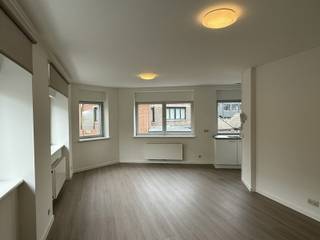 Volledig gerenoveerd, instapklaar en energiezuinig duplex appartement met terras in het centrum van Tielt en toch rustig gelegen en in de...