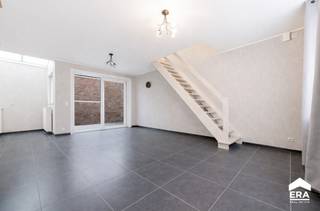 <p>Te koop: recente woning met 3 slpk en garage, gelegen aan de Dikkebusstraat 137, Loker.</p>

<p> </p>

<p>Deze woning, gebouwd in 2006, combineert een gunstige ligging met een energiezuinig EPC-label C. Doorde recente bouw geniet je van een moderne indeling en hedendaagse standaarden.</p>

<p> </p>

<p>Belangrijkste ruimtes:<br />• Lichtrijke woonkamer met aansluitende eethoek<br />• Afzonderlijk toilet in de inkom<br />• Functionele keuken met voldoende opbergruimte.<br />• 3 volwaardige slaapkamers<br />• Badkamer met douche, tweede toilet en lavabo.<br />• Garage met extra bergruimte.<br />• Koer.<br />• Ruime geïsoleerde zolder.</p>

<p> </p>

<p>Troeven:<br />• Recente woning (bouwjaar 2006) met moderne indeling.<br />• Centrale ligging in Heuvelland.<br />• Gunstig EPC-label C voor lagere energiekosten.</p>

<p> </p>

<p>Neem vandaag nog contact op met je ERA-makelaar voor een bezoek.</p>

<p> </p>

<p>JOUW DROOMHUIS. ZO GEVONDEN!</p>