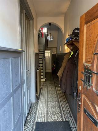 <p><span>Ruime te renoveren stadswoning met zonnige tuin op toplocatie in Sint-Truiden</span></p><p><span> </span></p><p><span>Op zoek naar een woning met potentieel op een uitstekende locatie? Deze charmante en ruime stadswoning met zuidgerichte tuin bevindt zich aan de stadsrand van Sint-Truiden, op wandelafstand van het station, het bruisende centrum en alle dagelijkse voorzieningen — én toch in een rustige straat.</span></p><p><span>De woning biedt een mooie structuur en ruimte voor wie op zoek is naar een renovatieproject met karakter. Dankzij de aangename stadstuin en de centrale ligging is dit pand ideaal voor gezinnen, investeerders of doe-het-zelvers die hun eigen woonst willen creëren.</span></p><p><span> </span></p><p><span>Indeling:</span></p><p><span> </span></p><p><span>Gelijkvloers:</span></p><ul><li><span>Ruime inkomhal (9,37 m²)</span></li><li><span>Lichte woonkamer (27,7 m²)</span></li><li><span>Keuken met zicht op de tuin (12,58 m²)</span></li><li><span>Praktische berging (5,08 m²)</span></li><li><span>Groot terras (28 m²)</span></li></ul><p><span> </span></p><p><span>Eerste verdieping:</span></p><ul><li><span>Overloop (4 m²)</span></li><li><span>Badkamer (5,48 m²)</span></li><li><span>Slaapkamer 1 (13,8 m²)</span></li><li><span>Slaapkamer 2 (15,25 m²)</span></li></ul><p><span> </span></p><p><span>Tweede verdieping:</span></p><ul><li><span>Overloop (3,36 m²)</span></li><li><span>Slaapkamer 3 (20,5 m²)</span></li><li><span>Extra zolderruimte (14 m²), perfect in te richten als extra kamer of hobbyruimte</span></li></ul><p><span> </span></p><p><span>Kelderverdieping:</span></p><ul><li><span>Grote kelder (28 m²), ideaal voor opslag of als wijnkelder</span></li></ul><p><span> </span></p><p><span>Troeven:</span></p><ul><li><span>Zonnige zuidgerichte tuin</span></li><li><span>Gelegen in een rustige straat</span></li><li><span>Op wandelafstand van station, winkels, scholen en het centrum</span></li><li><span>Karaktervolle woning met veel potentieel</span></li><li><span>Goede bereikbaarheid</span></li></ul><p><span> </span></p><p><span>Deze woning is de perfecte combinatie van locatie, ruimte en renovatiemogelijkheden. Kom de mogelijkheden zelf ontdekken en maak van deze woning jouw thuis!</span></p><p><span> </span></p>