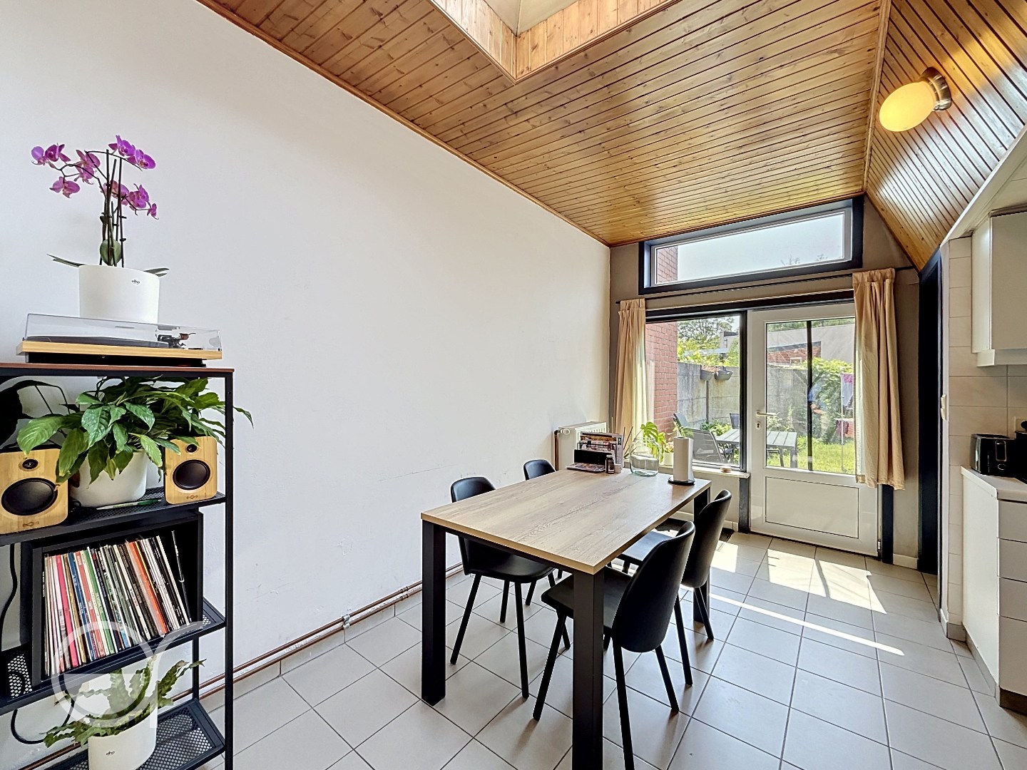 Rijwoning met 2 slaapkamers en zonnig stadstuintje in centrum Drongen - foto 4