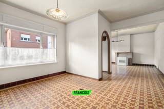 In het centrum van Oosterzele, nabij lokale handelaars en scholen, situeert deze te renoveren, ruime gezinswoning. De woning is te betreden via...