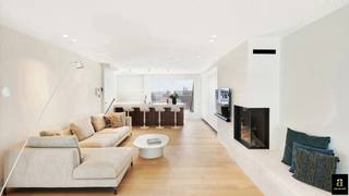 <p><span>Subliem zonnig duplexappartement met ruime terrassen en zijdelings zeezicht, op enkele stappen van de Zeedijk in Knokke.</span></p>
<p><span>Via de inkomhal met gastentoilet, vestiaire en ruime wasplaats komt u in de zeer lichtrijke leefruimte, die rechtstreeks uitgeeft op twee terrassen, respectievelijk zuid- en oostgericht, met zijdelings zeezicht. Dankzij de grote en talrijke raampartijen op het zuiden, oosten en westen genieten de woonkamer, eetplaats, zithoek, keuken en bureau van een uitzonderlijke lichtinval en veel zon.</span></p>
<p><span>De ruime, zonnige zithoek beschikt over een ingebouwde gashaard en tal van maatkasten. Door de raampartijen op zowel het oosten als het zuidwesten baadt deze ruimte in het licht.</span></p>
<p><span>De prachtige, open keuken is zeer kwalitatief afgewerkt in marmer en voorzien van Miele-toestellen, een gezellig eiland met barkrukken en twee grote ingemaakte Amerikaanse koelkasten. De keuken geeft rechtstreeks toegang tot een ruim, zuidwestgericht terras. Aansluitend bevindt zich een ruime bureauruimte met veel maatkasten, eveneens uitgevend op het zuidgerichte terras.</span></p>
<p><span>Via de prachtige trap bereikt u de verdieping.</span></p>
<p><span>De ruime masterbedroom beschikt over tal van eiken maatkasten, een grote tv-wand en een ensuite badkamer met toilet, Italiaanse inloopdouche en wastafel, volledig afgewerkt in prachtige mortex. De tweede volwaardige slaapkamer beschikt over een tweepersoonsbed en mooie eiken maatkasten. De derde slaapkamer is ingericht met een ingemaakt stapelbed, een afzonderlijk eenpersoonsbed en een ensuite badkamer met inloopdouche, toilet en wastafel in mortexafwerking. Deze slaapkamer kan ook als volwaardige slaapkamer ingericht worden met een dubbel bed.</span></p>
<p><span>Privatieve kelder aanwezig in het gebouw. Mogelijkheid tot aankoop van twee garageboxen in het gebouw.</span></p>
<p><span>Superlatieven schieten tekort om dit prachtige appartement te omschrijven. Absoluut een bezoek waard.</span></p>