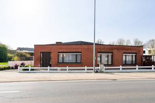 <p><span>Deze </span><span>te renoveren (half)open bebouwing</span><span> biedt een </span><span>unieke kans</span><span> voor wie op zoek is naar een woning met </span><span>potentieel</span><span>. Gelegen op een perceel met een </span><span>mooie breedte van 18,5 meter</span><span>, geniet u hier van </span><span>ruimte, flexibiliteit</span><span> en </span><span>tal van toekomstmogelijkheden</span><span>.</span></p><p><span>De woning was vroeger gekend als een </span><span>lokale kruidenierszaak met woonst</span><span>, maar kan vandaag perfect worden omgevormd tot een </span><span>volwaardige gezinswoning</span><span> of een </span><span>combinatie van wonen en werken</span><span>.</span></p><p><span><br />Via de </span><span>inkomhal</span><span>, waar zich ook een </span><span>praktische berging</span><span> bevindt, bereikt u de eerste ruimte die ideaal kan worden ingericht als </span><span>slaapkamer 1</span><span>. Verder doorlopend komt u achteraan bij </span><span>slaapkamer 2</span><span> en de </span><span>badkamer</span><span>. De woning beschikt over een </span><span>ruime leefruimte</span><span> met aansluitend de </span><span>keuken</span><span>. Naast de keuken bevindt zich nog een </span><span>tweede bergplaats</span><span>, wat extra </span><span>opbergruimte</span><span> biedt. Achteraan werd bovendien een </span><span>veranda</span><span> voorzien, die uitgeeft op de </span><span>tuin</span><span>.</span></p><p><span>Op het perceel bevindt zich tevens een </span><span>ruime, vrijstaande garage</span><span>, bereikbaar via de </span><span>oprit</span><span>. </span><span>Parkeergelegenheid</span><span> is hier ruim voorhanden.</span></p><p><span>Dankzij de </span><span>perceelbreedte</span><span> en de bestaande structuur zijn er </span><span>tal van mogelijkheden voor verbouwing en uitbreiding</span><span>, volledig af te stemmen op uw </span><span>woonwensen</span><span>.</span></p>