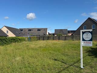 <p><strong>Ligging</strong><br /><br />Rustig gelegen in de Molenhoek te Belzele (Evergem). Op wandelafstand van het <strong>Heermeerspark</strong>.<br /><br /><strong>Perceel E998c</strong><br /><strong>Oppervlakte 583 m2</strong><br /><br />Voor inlichtingen bel Guillaume Delbecque <strong>0472 25 70 76</strong></p>