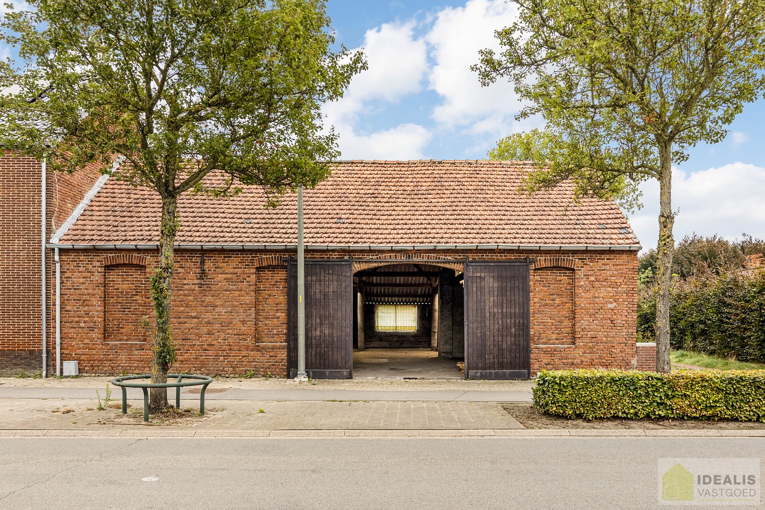 IDEALIS VASTGOED – LOODS/OPSLAGRUIMTE (+-220M²) UITERST GESCHIKT VOOR WIE OP ZOEK IS NAAR RUIMTE EN OPSLAG IN HET CENTRUM VAN PEER OP EEN ZEER GUNSTIGE LOCATIE! - foto 1