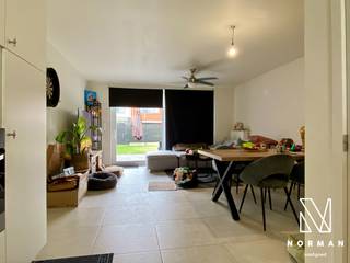 Deze recente zeer energiezuinige woning van 2016 is gelegen in een rustige verkaveling in Beveren-Leie en is dus zeker ook kindvriendelijk te noemen.<br />Op het gelijkvloers vinden we de inkomhal met afzonderlijk gastentoilet met hangtoilet. Een zonnige en gezellige leefruimte met groot schuifraam. Een moderne open keuken voorzien van vaatwasmachine, oven, koelkast en kookplaat met aansluitend een praktische extra bergruimte met voorziening voor wasmachine en droogkast.<br />De zuidwest gerichte tuin met mooi terras en erf afscheiding is een absolute troef en biedt viia een handig looppoortje uitweg naar achter naar een wandelpad met toegang tot de straat.<br />Aanpalende carport voor één wagen met toegang tot een afsluitbare multifunctionele buitenberging. <br />Op de verdieping bevinden zich 3 slaapkamers. Een badkamer met bad, aparte douche en wastafel. Een apart toilet met hangtoilet. Alsook een kleine bergruimte (ook de ruimte voor de CV-ketel en ventilatie).<br />Laatste twee foto's toont mogelijkheid tot andere inrichting van de leefruimte en slaapkamer.<br /><br />Deze woning is beschikbaar vanaf 1 september 2026.<br /><br />Pluspunten:<br />- EPC label A<br />- Carport en tuinberging<br />- recente woning<br />- zonnepanelen<br /><br />Interesse? Geef ons een seintje op het nummer 056 25 26 19.