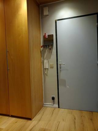 Bent u op zoek naar een instapklaar appartement op een uitstekende locatie? Dan is dit gezellige en lichtrijke 2-slaapkamerappartement van 70 m² in Ekeren zeker een bezoek waard. Gelegen in een rustige, residentiële buurt, vlak bij scholen, winkels en het prachtige park Hof De Bist, combineert deze woning comfort, functionaliteit en een aangename woonomgeving. Dankzij de vele kwalitatieve ingemaakte kasten geniet u bovendien van uitzonderlijk veel bergruimte.<br /><br />Via de inkomhal, die volledig is uitgerust met praktische maatkasten, betreedt u het appartement. Hier vindt u voldoende ruimte voor jassen, schoenen en extra opslag. Aansluitend bevindt zich de verzorgde badkamer met douche, lavabo en toilet.<br /><br />Verder komt u terecht in de ruime, lichtrijke leef- en eetruimte. Grote raampartijen zorgen voor een aangename lichtinval gedurende de dag. De gezellige open haard vormt het warme middelpunt van de woonkamer en zorgt voor extra sfeer tijdens de wintermaanden. De open keuken sluit mooi aan op de leefruimte en is uitgerust met alle nodige toestellen, waaronder een oven, koelkast, vaatwasser en elektrisch kookvuur. Bovendien is er voldoende kastruimte en een praktische aansluiting voor een wasmachine voorzien.<br /><br />De ruime master bedroom beschikt over ingemaakte kasten tot aan het plafond, waardoor extra meubelen nauwelijks nodig zijn. De tweede slaapkamer kan perfect dienst doen als kinderkamer, bureau of logeerkamer en biedt rechtstreekse toegang tot het terras.<br /><br />Een absolute troef van dit appartement is het zonnige terras.  Dankzij het aanwezige buitenstopcontact beschikt u bovendien over extra gebruiksgemak.<br /><br />Troeven <br /> • Instapklaar appartement<br /> • 2 volwaardige slaapkamers<br /> • Veel natuurlijke lichtinval<br /> • Uitzonderlijk veel bergruimte<br /> • Zonnig terras<br /> • Rustige ligging nabij Hof De Bist<br /> • Dicht bij scholen, winkels en openbaar vervoer<br /> • Rolluiken met 10 jaar garantie<br /><br />Technische gegevens: EPC: B, Electriciteit: Conform, Asbestattes: asbestveilig