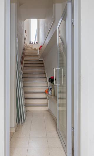 HERZELE - Ruime duplex op centrale ligging<br /><br />Inschrijven voor het geplande kijkmoment kan via onze website => www.immoderas.be/afspraak-instructies<br /><br />Goed onderhouden duplex, gelegen te Groenlaan, pal in het centrum van Herzele! Op wandelafstand van winkels, scholen, openbaar vervoer en in directe omgeving van alle invalswegen.<br /><br />Dit duplex appartement, toegankelijk via een aparte ingang, strekt zich uit over twee verdiepingen met meer dan 189m² aan ruimte. Op de begane grond vind je een inkomhal, berging/wasruimte, apart toilet, riante lichtrijke leefruimte en een geïnstalleerde keuken met tal van opbergmogelijkheden (heteluchtoven, fornuis,...). De bovenverdieping biedt drie volwaardige slaapkamers, een apart toilet en een badkamer met douche, ligbad en badkamermeubel.