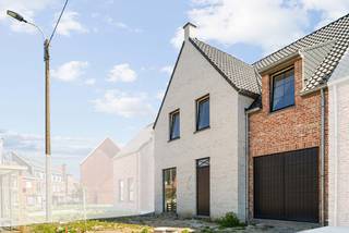 Deze landelijke woning (lot 2) is gelegen in het residentieel nieuwbouwproject in Zwevezele, in een rustige woonbuurt en doodlopende straat. Op het gelijkvloers kan u genieten van rust en ruimte in de lichtrijke leefruimte met zitkamer, eetplaats en open keuken. Vanuit de ruimte heb je zicht op de tuin en terras. De woning omvat onder andere 4 slaapkamers, een badkamer met bad, inloopdouche en dubbele wastafel, 2 toiletten. Het eerste verdiep is voorzien van laminaat en een vaste trap naar de zolderruimte die volledig gepleisterd is, met de mogelijkheid voor het inrichten van een extra slaapkamer, hobbykamer of bureau. Wij werken het interieur van deze duurzame woning verder af volgens jouw wensen. Verwarmen en koelen gebeurt met een geothermische warmtepomp in combinatie met vloerverwarming. Deze nieuwbouwwoning met inpandige garage komt in aanmerking om aangekocht te worden aan <strong>het verlaagde btw-tarief van 6%!</strong><br /><br />Met het Kasteelpark, de Munkebossen en natuurdomein Zorgvliet in de nabijheid, is Zwevezele sowieso een ideaal rustpunt om thuis te komen. Terwijl met Tielt, Roeselare en Torhout ook alle mogelijke stadsfaciliteiten op nog geen boogscheut liggen.<br /><br />Deze all-inprijs excl. kosten omvat een volledig afgewerkte, instapklare woning met álle voorzieningen en omgevingswerken inbegrepen. De totale kostprijs inclusief wettelijke kosten waaronder registratierechten, btw, notariskosten en aansluitingskosten kan je eenvoudig bekijken op onze <u><strong>website</strong></u>: <strong><u>www.dumobil.be/nl/woonprojecten/projecten/zwevezele-reynaert</u>. </strong>En/of contacteer onze bouwadviseur Sam Borrey voor meer info of een bezoek ter plaatse: 0483/21.01.33 | sam@dumobil.be