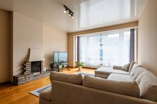 Dit lichtrijk appartement in de Molenstraat te Eeklo biedt een mooie kans voor wie op zoek is naar comfortabel wonen in het centrum, met alle voorzieningen op wandelafstand of voor wie op zoek is naar een rendabele investering. <br /><br /><strong>Ligging: </strong><br />Gelegen in de Molenstraat, bevindt het appartement zich op een centrale locatie in Eeklo. Winkels, scholen, horeca en openbaar vervoer zijn gemakkelijk bereikbaar, waardoor u geniet van alle voordelen van wonen in het hart van de stad.<br /><br /><strong>Indeling van het appartement:</strong><br />U komt binnen in de inkomhal die toegang geeft tot de verschillende ruimtes van het appartement.<br /><br />De woonkamer biedt voldoende ruimte voor een gezellige salon en een eetplaats. Aansluitend bevindt zich de keuken, die door middel van een schuifdeur kan worden afgesloten van de leefruimte. Dankzij deze flexibele indeling kan de keuken zowel open als gesloten gebruikt worden, naar eigen voorkeur.<br /><br />Het appartement beschikt over twee slaapkamers. Via één van de slaapkamers heeft u toegang tot het terras aan de achterzijde van het gebouw. Verder is er een badkamer met douche, een apart gastentoilet en een bergruimte die ook perfect kan dienen als hobbykamer of bureau.<br /><br />Verder beschikt het appartement ook over een kelderberging en een mogelijkheid om overdekte autostaanplaats bij te kopen op de gelijkvloerse verdieping achteraan.<br /><br /><strong>Extra kenmerken:</strong><br />✅ Gelegen in het centrum van Eeklo<br />✅ Twee slaapkamers<br />✅ Ruim zonneterras aan de achterzijde<br />✅ Lift aanwezig in het gebouw<br />✅ Kelderberging <br />✅ Mogelijkheid aankoop private parkeerplaats<br />✅ Geschikt voor eigen bewoning of als investering<br /><br /><strong>Meer weten over dit veelzijdige appartement? Plan vandaag nog uw bezoek!</strong>