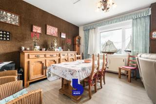 In Middelkerke bieden wij dit ruim appartement aan met zicht op duinen.<br />Het appartement bevindt zich vlak aan de dijk van Middelkerke.<br /><br />Wanneer we de ruime gang binnenkomen kunnen we vlot elke ruimte bereiken.<br />Het appartement beschikt over een halfopen keuken waardoor er genoeg kastruimte is maar de connectie met de woonkamer toch aangenaam is.<br />Vanuit de woonkamer hebben we een mooi zicht op de duinen van Middelkerke.<br />Aanpalend aan de woonkamer is er nog een groot bureau.<br />Deze kan deel uitmaken van de woonkamer maar kan ook dienen als extra slaaphoek.<br /><br />Aan de andere kant van de gang bevinden zich dan 2 ruime slaapkamers die uitgeven op de binnenkoer waardoor de rust steeds gegarandeerd is.<br />Verder beschikt het appartement nog over een mooie badkamer en aparte berging.<br /><br />Recent werden de ruiten vernieuwd en werd het appartement voorzien van automatische rolluiken.<br />Momenteel wordt het appartement verhuurd aan betrouwbare en aangename huurders (850 euro per maand).<br />Hierdoor is dit appartement ideaal als vaste woning, vakantiewoning of opbrengsteigendom.<br /><br />Meer info? ewout@immoblauw.be