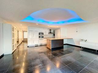 In het Hartje van Sint-Gillis, op wandelafstand van het Zuid-station en Brussel centrum, ruim loft-appartement van ± 80 m² met 2 slaaphoeken en een ruim terras op de 2de verdieping van bekende SBS-lofts .Dit appartement beschikt over een vlotte bereikbaarheid met het openbaar vervoer naar centrum Brussel.Het appartement is als volgt ingedeeld:- ruime lichtrijke woonkamer met open keuken en toegang tot het terras (achteraan het gebouw)- keuken voorzien van ingebouwde kasten, kookplaat, oven, microgolfoven, koelkast, vaatwasmachine en wastafel.- terras van +- 21m²,- twee slaaphoeken/-kamers (± 9 m² en 7 m²),- badkamer met bad en wastafel- berging met aansluiting voor wasmachine- apart toilet- kelder n°9 (-2)- kosten: ± 175 euro/maand voor gemeenschappelijke delen, water, verwarming en fonds,- EPC: C, 130 kWu/(m²jaar),- Elektrische controle conform,- verhuurd voor lange termijn momenteel.Vraag nu je afspraak om dit appartement te bezichtigen!Bestemming: BewoningOnroerend goed ingeschreven op de bewaarlijst / beschermd / procedure tot inschrijving of bescherming lopende: neenVerkavelingsvergunning: neenOnroerend goed gelegen in een voorkooprechtperimeter: neenVoorkeurrecht voor de huurder: ja