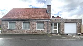 Deze gezellige woning verwelkomt u met een ruime inkomhal voorzien van een gastentoilet. Aansluitend bevindt zich de lichtrijke woonkamer, waar...