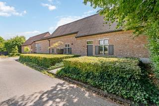 Exclusieve villa op riant perceel in het charmante Rumst – waar luxe en rust samenkomen op 2.9ha<br />Ontdek een zeldzame kans om eigenaar te worden van deze luxueuze, vrijstaande villa, gelegen op een prachtig perceel in het idyllische Rumst. Gebouwd in 1995 en sindsdien met zorg onderhouden en gerenoveerd, biedt deze woning een unieke combinatie van ruimte, comfort en verfijnde elegantie.<br /><br />Riante leefruimtes met karakter<br /><br />Via de stijlvolle inkomhal betreed je de elegante eetkamer, die naadloos overgaat in een warme, uitnodigende woonkamer – compleet met een authentieke pizzaoven, perfect voor gezellige avonden. De recent vernieuwde keuken is volledig uitgerust en vormt het culinaire hart van de woning: een plek voor zowel dagelijkse maaltijden als verfijnde diners.<br /><br />De woning beschikt over twee aparte leefruimtes, elk met hun eigen karakter. Een tweede, eenvoudigere keuken en een complete badkamer (met bad, douche en dubbele wastafel) bieden extra flexibiliteit, ideaal voor een groot gezin, gasten of een kangoeroewoning.<br /><br />Luxueus wonen op de bovenverdieping<br /><br />Op de eerste verdieping vind je de indrukwekkende master suite, voorzien van ingemaakte kasten, een ruime dressing en een en-suite badkamer met hoogwaardige afwerking. Daarnaast zijn er drie volwaardige slaapkamers, een tweede badkamer en een praktische berging.<br /><br />Extra ruimte en functionaliteit<br /><br />De villa beschikt over een droge kelder en een handige bergzolder (bereikbaar via een trapluik), wat zorgt voor meer dan voldoende opslagruimte.<br /><br />Professioneel werken aan huis<br /><br />Uniek aan deze eigendom is de aparte kantoorruimte van ca. 100 m², met uitzicht op de tuin. De ruimte is uitgerust met opslagmogelijkheden en een apart toilet – ideaal voor wie werk en privé wil combineren zonder in te boeten aan comfort of privacy.<br /><br />Buitenleven in alle rust<br /><br />De prachtig aangelegde tuin, bereikbaar vanuit elke leefruimte aan de achterzijde, vormt een oase van rust. Met zijn weidse uitzicht en groene omkadering biedt het perceel een idyllisch decor voor ontspanning, spel of stijlvolle tuinfeesten.