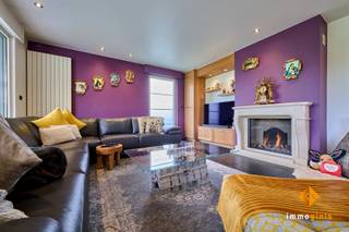 <p><span>Deze zéér ruime, luxueus afgewerkte woning met 3 tot 5 slaapkamers en een grote, vrijstaande garage is gelegen op een perceel van 9a60ca. </span></p><p><span> </span></p><p><span>Indeling gelijkvloers:</span><span> inkomhal, bureauruimte, dressing, apart toilet, ruime woonkamer met gashaard, keuken, sas, berging/wasplaats met douche. </span></p><p><span> </span></p><p><span>Indeling verdieping:</span><span> nachthal, 3 slaapkamers, badkamer met ligbad, apart toilet. </span></p><p><span> </span></p><p><span>De bureauruimte en dressing op het gelijkvloers kunnen tevens dienst doen als extra slaapkamers.</span></p><p><span> </span></p><p><span>Achteraan het perceel bevindt zich een vrijstaande garage van maar liefst 82 m², met bovenliggende zolder voor nog meer opslagruimte!</span></p><p><span> </span></p><p><span>Troeven:</span></p><ul><li><span>Zéér ruime woning</span></li><li><span>3 tot 5 slaapkamers</span></li><li><span>Ruime woonkamer met gashaard</span></li><li><span>Vernieuwde keuken </span></li><li><span>Grote dressing</span></li><li><span>Overdekt terras</span></li><li><span>Zéér ruime, vrijstaande garage met grote zolder</span></li><li><span>Rustige, kindvriendelijke omgeving</span></li><li><span>Op slechts 2 km van diverse winkels</span></li><li><span>Vlakbij diverse verbindingswegen </span></li><li><span>Oprit autostrade op slechts 10 km</span></li></ul>