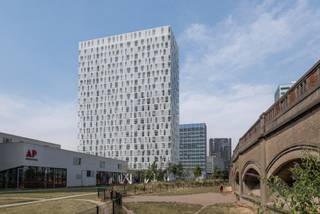 Enkel voor studentenVandaag nemen we je mee naar de negende verdieping van complex 'Park Toren', waar we deze recente studentenkamer terugvinden. De...