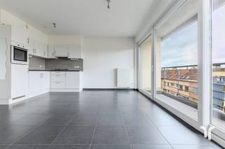 Energiezuinig éénslaapkamerappartement met zonneterras Op het vierde verdiep van een rustige residentie langs de Torhoutsesteenweg vinden we dit...