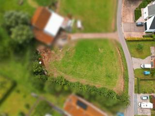 Quietly located building lot for open-style development measuring 9are01, near major thoroughfares in the peaceful town of Oetingen. The lot has a street frontage of 21m82 and a depth of 46m. The building frontage is 11m wide and 15m deep. An outbuilding of 40m² is permitted. Highly recommended!