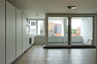 <p><span>GENT - Kortrijksesteenweg: Op zoek naar een</span><span> stijlvol appartement met autostaanplaats te huur aan station Gent? </span><span>Dan is dit pand mogelijk iets voor u.</span></p><p><span> </span></p><p><span>De belangrijkste troeven in een notendop: </span></p><ul><li><span>Mooi gebruik van materialen</span></li><li><span>Inclusief ondergrondse parkeerplaats en fietsenstalling</span></li><li><span>Gezellig inpandig terras in connectie met de keuken en leefruimte</span></li><li><span>Gelegen op 200m van Station Gent-Sint-Pieters</span></li><li><span>Vlotte verbinding naar de stadscentrum met het openbaar vervoer of per fiets</span></li></ul><p><span> </span></p><p><span>Indeling:</span></p><p><span>Het appartement bevindt zich op de vierde verdieping van het gebouw, met dubbele lift. Omvat: Inkomhal met vestiaire kasten en apart toilet, leefruimte met blokjesparket, open eetruimte met ingerichte keuken (kookvuur, dampkap, oven, koelkast met vriesvak, vaatwasmachine) en praktische ruime berging (aansluiting wasmachine). De hal biedt toegang tot 2 slaapkamers (waarvan 1 met ingemaakte kasten) en badkamer (met bad, douche en dubbel wasmeubel). Verlichting en deel gordijnen is voorzien. </span></p><p><span>Inclusief ondergrondse parkeerplaats en fietsenstalling</span></p><p><span> </span></p><p><span>Huurprijs: € 1.175 + € 150 gemeenschappelijk kosten (inclusief eigen verwarming). Elektriciteit en water afzonderlijk af te rekenen. </span></p><p><span>Beschikbaar vanaf 01/06/2026. Domicilie verplicht.</span></p><p><span> </span></p><p><span>Neem contact op met ons kantoor Axel Lenaerts makelaars via onze website.</span></p>