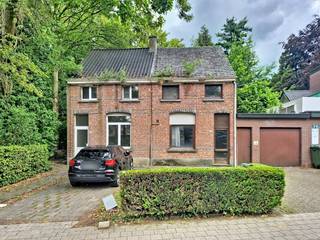 Deze verkoop is gekoppeld aan volgende voorwaarden:- De kandidaat-verkoper stelt als voorwaarde bij de verkoop dat er op de site van Terelststraat 21/23 nieuwe, bijkomende kinderopvangplaatsen moeten gerealiseerd worden (dus niet enkel de loutere verhuis van een kinderdagverblijf).- De kandidaat-koper dient reeds in het bezit te zijn van een goedkeuring van de subsidieaanvraag voor aankoop en (her)bouw middels een in te dienen dossier bij VIPA via het aanleveren van een bewijs van VIPA- Behoud van de bestemming van de gebouwen als kinderopvang - Kettingbeding waarin wordt bepaald dat deze bestemming moet worden doorgelegd in geval van doorverkoop.- Kettingbeding met kennisgevingsverplichting aan het lokaal bestuur, indien de koper een nieuw zakelijk recht zou willen vestigen op de panden.- Eventueel kan als sanctie het terugkooprecht worden voorzien BebouwingsvoorschriftenVolgens het RUP Terelst Noord zijn de bouwvoorschriften in zone 7 als volgt:• max. 3 bouwlagen• max. 35% bezettingsgraad (verhouding van de oppervlakte van de zool van hetgebouw ten opzichte van de totale oppervlakte van het terrein)• max. V/T (de som van alle bebouwde oppervlakken gedeeld door deterreinoppervlakte): 0.70• nokhoogte max. 15 m • goede ruimtelijke ordeningVoor dit pand kan je een digitaal bod uitbrengen via SmartBid. Je biedt binnen een vastgelegde periode en volgens duidelijke spelregels. Je kan live en volledig anoniem volgen welke biedingen binnenkomen. Zo beslis je zelf of je jouw bod wil verhogen binnen de biedingsperiode. De biedtermijn loopt af op 28/09/2026 om 17.00u. De instelprijs bedraagt: €154.000. Bieden kan via: https://smartbid.be/login?id=f8a55dc3-16fc-41fd-9b9f-8ee1b0b9c858"Deze AI-visualisaties zijn bedoeld als inspiratie. Er werd geen rekening gehouden met technische specificaties, stedenbouwkundige voorschriften of de concrete mogelijkheden tot realisatie."EPC: 1308 kWh/m²EPC: 1060 kWh/m²Bestuursmaatregelen in het maatregelenregister: nee