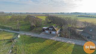 HERZELE - Vrijstaande woning met uitzonderlijk landelijk zicht en breed perceel<br /><br /><br />In een uiterst landelijke en rustige omgeving in Herzele bieden wij deze vrijstaande woning aan op een perceel van 5600m² met een indrukwekkende straatbreedte van maar liefst 60 meter. Zowel aan de voor- als achterzijde geniet u van een open, landelijk uitzicht, wat zorgt voor een gevoel van ruimte. De woning is momenteel ingericht als een ruime bungalow en betreft een renovatiepand met bijzonder veel potentieel voor wie op zoek is naar een woning die volledig naar eigen smaak kan worden ingericht.<br /><br />Bij het betreden van de woning komt u binnen in een ruime inkomhal die toegang biedt tot de lichtrijke woonkamer met salon en eetplaats, waar een kachel voor extra gezelligheid zorgt. Aan de achterzijde van de woning bevindt zich de keuken, die tevens beschikt over een toegang tot de kelder. Verder telt de woning drie volwaardige slaapkamers en een badkamer uitgerust met een ligbad. De zolder wordt momenteel gebruikt als stockageruimte, maar biedt mogelijkheden voor verdere invulling. De woning is gebouwd met betongewelven en wordt verwarmd via centrale verwarming op stookolie.<br /><br />Buiten is er een volledig afsluitbare externe garage aanwezig. De absolute troef van deze eigendom is het ruime tuingedeelte, ideaal voor wie droomt van een grote tuin, rust en groen, of het houden van dieren aan huis. Bovendien bestaat de mogelijkheid om optioneel een extra stuk aanpalende grond van ongeveer 50 are bij te huren, wat deze eigendom nog aantrekkelijker maakt voor liefhebbers van ruimte en natuur.<br /><br />Wij nodigen u graag uit om deze eigendom met eigen ogen te ontdekken. Voor meer informatie of het vastleggen van een afspraak kunt u ons contacteren op het nummer 053/60.65.60.<br /><br /><span>De vermelde prijs is een richtprijs. Na ontvangst van de biedingen zal de verkoper beslissen of hij/zij de eigendom verkoopt aan het beste bod. De richtprijs is aldus niet bindend voor de verkoper. Voor meer info kunt u ons contacteren of het reglement raadplegen op onze website.</span>