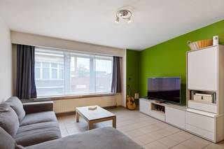 <p><span>In de Perwijsstraat te Duffel bevindt zich dit </span><span>instapklare en goed onderhouden éénslaapkamerappartement</span><span>, gelegen in een kleinschalig gebouw met slechts 5 appartementen en lage gemeenschappelijke kosten.</span></p><p><span>Het appartement beschikt over een EPC-label C, een conforme elektrische keuring en een asbestvrij attest. Bovendien werd recent een nieuwe condenserende gasketel geplaatst, wat bijdraagt aan het wooncomfort.</span></p><p><span>Via de inkomhal bereiken we de woonkamer met open keuken aan de voorzijde van het gebouw. Dankzij de brede glaspartij geniet deze ruimte van een aangename natuurlijke lichtinval.</span></p><p><span>Achteraan bevinden zich de badkamer, uitgerust met een bad, lavabo en toilet, en een praktische aparte berging met aansluitingen voor wasmachine en droogkast. De ruime slaapkamer van ca. 18,5 m² biedt voldoende plaats en geeft rechtstreeks uit op een gezellig terrasje waar je even kan genieten van de buitenlucht.</span></p><p><span>Een extra troef is de mogelijkheid om het huidige huurcontract voor een overdekte autostaanplaats aan de overzijde van de straat over te nemen.</span></p><p><span>Dankzij de instapklare staat, de beperkte gemeenschappelijke kosten en de praktische indeling is dit appartement ideaal voor eigen bewoning of als interessante investering.</span></p>