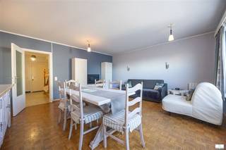 Zeer ruime studio (46m²) midden in het winkelcentrum en vlakbij de Zeedijk. Indeling : zeer ruime woonkamer, aparte keuken, inkomhal voorzien...