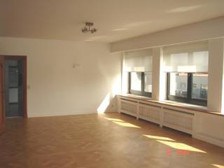 Zeer ruim en mooi appartement met 2 ruime  slaapkamers . Indeling : inkomhal ,keuken volledig ingericht voor zien van ijskast/ diepvries , vaatwasser , oven ,keramische kookplaat en eettafel , Living zeer ruim met muur in panelen van eikenhout grote kast rondom het haardvuur , grote slaapkamer voorzien van ingebouwde kastenmuur , aansluitend grote badkamer met ligbad , douche ,toilet en dubbele lavabo met meubel , tweede slaapkamer , ramen in dubbel glas cv op gas Beoordeling zeer ruim en gezellig appartement  beschikbaar 
prijs 1100 € + 100 € gemeenschappelijke kosten  incl water 
