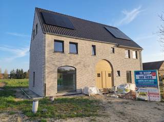 <p><span>Nieuwbouwproject: Twee BEN20-woningen nabij de jachthaven van het Kanaal naar Beverlo.</span></p><p><span> </span></p><p><span>Ontdek dit prachtige nieuwbouwproject bestaande uit twee energiezuinige BEN20-woningen, ideaal gelegen in een rustige, aangename en veilige omgeving, vlak bij de jachthaven van het Kanaal naar Beverlo.</span></p><p><span>Een perfecte locatie voor wie houdt van landelijk wonen met toch alle voorzieningen binnen handbereik. Op slechts enkele minuten bevindt u zich in het gezellige centrum van Leopoldsburg, met winkels, scholen en horeca.</span></p><p><span>De woningen worden opgetrokken op een zuid-oost gerichte bouwgrond van 550 m², geschikt voor halfopen bebouwing — wat zorgt voor een optimale lichtinval en een mooi uitzicht op de tuin.</span></p><p><span> </span></p><p><span>Indeling</span></p><p><span>Gelijkvloers:</span></p><p><span>Inkomhal met apart toilet</span></p><p><span>Ruime, lichtrijke leefruimte</span></p><p><span>Open keuken met zicht op de tuin</span></p><p><span>Praktische berging/wasplaats</span></p><p><span> </span></p><p><span>Verdieping:</span></p><p><span>2 ruime slaapkamers</span></p><p><span>Dressing</span></p><p><span>Badkamer met inloopdouche, dubbele lavabo en toilet</span></p><p><span>Overloop met vaste trap naar de tweede verdieping</span></p><p><span>Zolderverdieping: Mogelijkheid tot een derde ruime slaapkamer of hobbyruimte</span></p><p><span> </span></p><p><span>De woning is voorzien van vloerverwarming op aardgas op het gelijkvloers en in de badkamer. </span></p><p><span>In de badkamer is bovendien een aansluiting voorzien voor een elektrische handdoekdroger als extra bijverwarming.</span></p><p><span> </span></p><p><span>Dankzij het BEN20-label geniet u van een lage energiekost en voldoet de woning aan de strengste normen voor energie-efficiëntie en comfort.</span></p><p><span> </span></p><p><span> </span></p><p><span> </span></p><p><span> </span></p>