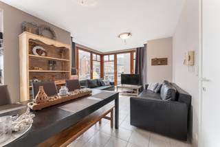 <p>Heel gezellig, zongericht hoekappartement in een kleine residentie met slechts vier appartementen. Ideale ligging in hartje Koksijde-Bad en op ongeveer 350 m van zee. <br /><br />Inkom, lichtrijke woonkamer bestaande uit eetplaats en knusse zithoek, open keuken voorzien van elektrische kookplaten, was-droogcombinatie, oven, dampkap, koelkast met diepvriesvak, voldoende kasten, ..., één slaapkamer uitgevend op een klein terrasje, badkamer voorzien van ligbad en enkel lavabomeubel, afzonderlijk toilet. Mooi gemeubeld.<br /><br />Privatieve kelderberging. Twee gemeenschappelijke parkeerplaatsen voor de residentie.<br /><br /></p>