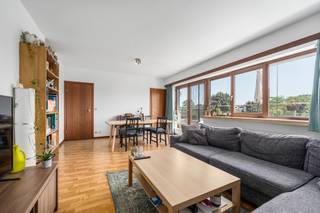 <p>Te koop: instapklaar appartement in Zwijndrecht, op korte afstand van het centrum en de invalswegen.</p>

<p>Dit goed onderhouden appartement (bouwjaar 1986) biedt twee comfortabele slaapkamers en een gezellig terras van 18 m². Dankzij de ligging in een residentiële woonkern, nabij openbaar vervoer en belangrijke invalswegen, geniet u van een vlotte verbinding en een rustige woonomgeving. Bovendien is er geen syndicus, wat de maandelijkse kosten beperkt.</p>

<p>Belangrijkste ruimtes:<br />• Ruime woonkamer (28 m²) met veel lichtinval<br />• Keuken (6 m²) met praktische indeling<br />• Slaapkamer (17 m²) en tweede slaapkamer (10 m²)<br />• Badkamer (4 m²)<br />• Zuidgericht terras (18 m²) voor gezellige momenten buiten</p>

<p> </p>

<p>Troeven:<br />• Instapklaar appartement met 2 slaapkamers vlakbij centrum en invalswegen<br />• Gezellig zuidgericht terras en geen syndicus<br /> </p>

<p>Neem vandaag nog contact op met je ERA-makelaar voor een bezoek.</p>

<p>JOUW DROOMAPPARTEMENT. ZO GEVONDEN!</p>