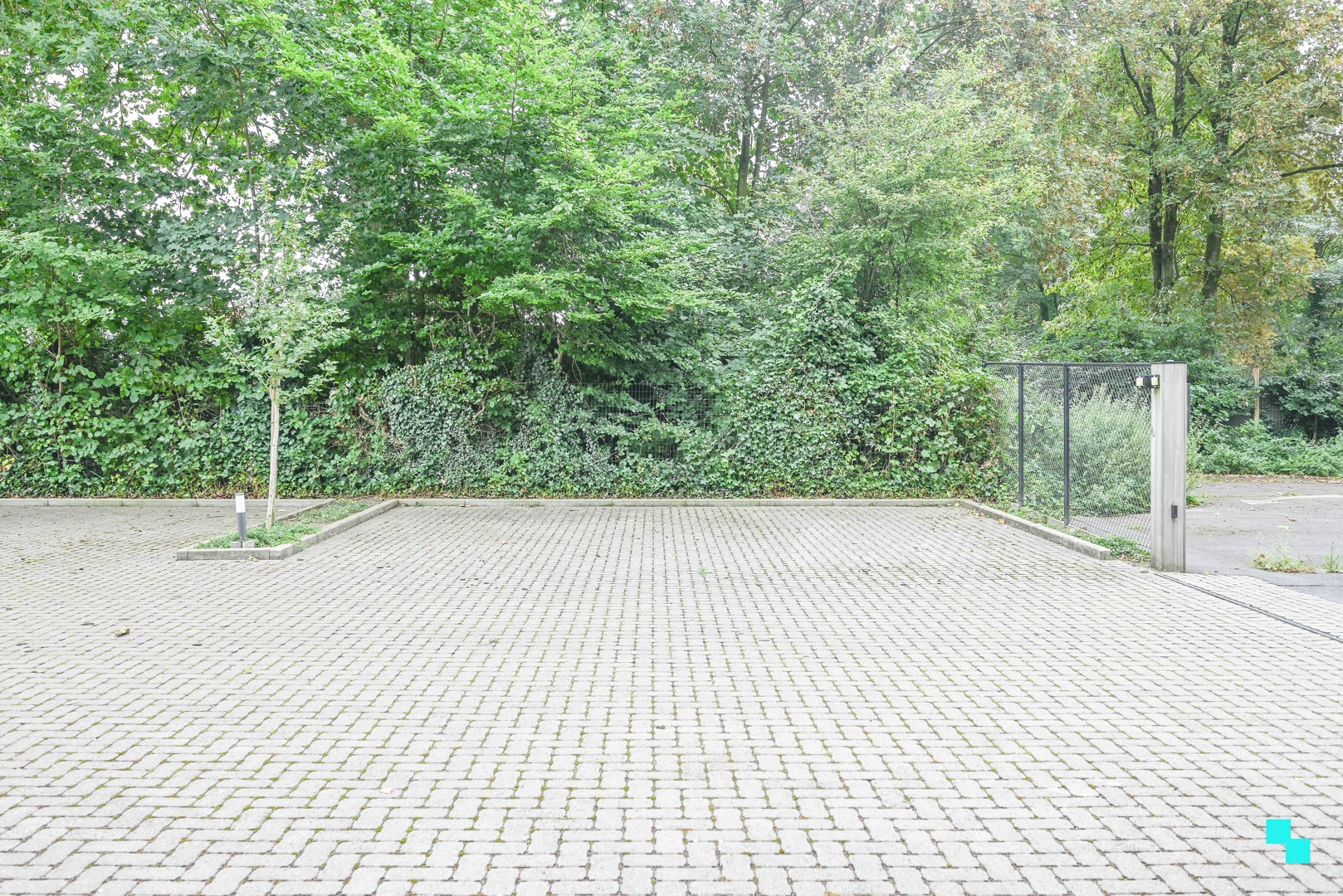 Centraal gelegen parkeerplaatsen in Oostrozebeke - foto 4