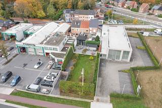 <p>Aan de Brusselsesteenweg 458 in Mechelen, achterliggend aan de Zemstbaan 5, bieden wij een perceel grond van <strong>352 m²</strong> (Lot 2) te koop aan. Het perceel is vlot bereikbaar en geniet een strategische ligging langs een belangrijke invalsweg.</p><p></p><p><strong>Belangrijk:</strong> dit betreft <strong>geen bouwgrond</strong>. Het perceel beschikt momenteel niet over een afzonderlijke bouwtitel voor residentiële bebouwing.</p><p>Door zijn ligging en context biedt het perceel <strong>mogelijk projectmatig ontwikkelingspotentieel</strong>. Geïnteresseerde partijen kunnen de ontwikkelingsmogelijkheden onderzoeken in functie van hun project. </p><p></p><p><strong>Troeven</strong></p><ul><li><p>Perceel van ca. <strong>352 m²</strong> (Lot 2).</p></li><li><p>Strategische ligging aan de Brusselsesteenweg (N1).</p></li><li><p>Achterliggend bereikbaar via de Zemstbaan.</p></li><li><p>Interessant voor investeerders en projectontwikkelaars die de mogelijkheden verder wensen te onderzoeken.</p></li></ul>