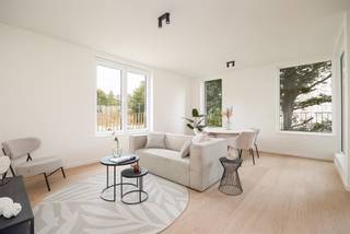 <p><span> </span></p><p><span>Terrazzotegels, een houten parketvloer, keukentoestellen van Whirlpool, zonnepanelen op het dak: dit stijlvolle nieuwbouwappartement van ca. 73,5m² bruto springt eruit door de hoogwaardige afwerking en de energiezuinige technieken. Je woont hier bovendien heel rustig, met het Rivierenhof om je hoek. Nóg troeven? Je betaalt mits voldaan aan de voorwaarden maar 6% btw; </span></p><p><span> </span></p><p><span>De piekfijne, kwalitatieve afwerking van dit splinternieuwe appartement valt onmiddellijk op. Het appartement is reeds volledig afgewerkt waardoor het onmiddellijk beschikbaar is. </span></p><p><span>De open keuken is uitgerust met toestellen van Whirlpool (opnieuw een garantie op topkwaliteit), een inductieplaat en een mooi werkblad. De keuken vormt één geheel met de indrukwekkend lichtrijke leefruimte. Door de grote ramen valt er de hele dag door veel licht binnen. Deze ruimte is het kloppend hart van het appartement: ideaal om tot rust te komen of gasten te ontvangen.</span></p><p><span>Het grote schuifraam in de open leefruimte geeft uit op het oost-gerichte terras. Hier is plaats voor een tafeltje met stoelen en een loungezetel. Aan de balustrade kan je zelfs een zitbank installeren.</span></p><p><span>De ruime slaapkamer heeft dezelfde parketvloer als de leefruimte, Alu-ramen en ingebouwde verluchting. De ensuite badkamer is luxueus afgewerkt met een inloopdouche met regenkraan en keramische tegels, dubbele lavabo, een ronde spiegel en terrazzotegels in steenlook. </span></p><p><span> </span></p><p><span>Modern en energiezuinig</span></p><p><span>Dit nieuwbouwappartement voldoet aan alle hedendaagse normen. Je stroom wordt opgewekt door 5 zonnepanelen, dat voel je aan je energiefactuur. De omvormer hangt trouwens, samen met onder andere de aansluiting voor de wasmachine, netjes afgescheiden in de berging.</span></p><p><span> </span></p><p><span>Rivierenhof om de hoek</span></p><p><span>Je woont hier ideaal, overal dichtbij en toch heerlijk rustig en groen. Het prachtige Rivierenhof, het grootste park van de stad, ligt op amper een paar minuten wandelen. Binnen een straal van nog geen 500 meter zijn liefst vier supermarkten. Ook heel wat buurtwinkels zijn vlakbij. Met de fiets, de bus of de tram sta je snel in de stad, met de auto sta je zo op de autostrade. </span></p><p><span>De herontwikkeling van de Wouter Haecklaan heeft een positieve invloed in de verdere ontwikkeling van de buurt. </span></p><p><span> </span></p><p><span>Ondergrondse autostaanplaats optioneel aan te kopen voor €28.200. </span></p><p><span> </span></p>