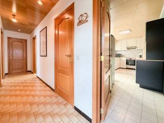 Vandaag nemen we je mee naar deze open bungalow in Sint-Amands, gelegen in een rustige straat.<br /><br />Bij het betreden van de woning komen we in de inkomhal, die toegang geeft tot de verschillende ruimtes.<br /><br />We betreden de ruime en lichtrijke leefruimte met aansluitend de volledig geïnstalleerde keuken die voorzien is van een vaatwas, kookplaat, oven en spoelbak. De keuken geniet van een deur die toegang geeft tot de aangename veranda waar je gezellig kan tafelen met zicht op de enorme tuin.<br /><br />Verder vinden we drie slaapkamers terug, een gastentoilet en een badkamer, uitgerust met een douche in bad en lavabo.<br /><br />Een extra troef is de zeer ruime zolder, bereikbaar via een zolderluik in de inkomhal. Deze doet dienst als opbergruimte.<br /><br />In de tuin kan je aangenaam genieten van een aperitiefje, ook is de tuin privatief ingericht.<br />De maandelijkse provisie voor het tuinonderhoud bedraagt €105,00.<br /><br />De garage biedt voldoende mogelijkheden om een wagen te parkeren.<br />Tot slot beschikt de woning over een oprit, goed voor meerdere wagens.<br /><br />De comfortabele kelder biedt extra opslagruimte.<br /><br />Heb je interesse in deze ruime bungalow op een rustige locatie?<br />Neem gerust contact op via roy@julimmo.be of 0498 62 74 71.