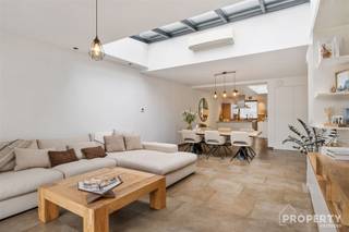 Volledig instapklare woning met 3 slaapkamers, mezzanine en prachtige tuin in Gullegem!In de Grote Ieperstraat 13 te Gullegem bevindt zich deze bijzonder ruime en lichtrijke woning, die tussen 2007 en 2009 volledig werd gestript, gerenoveerd en uitgebreid tot haar huidige vorm. Dankzij de moderne afwerking en de vele raampartijen en lichtstraten geniet je hier van een aangenaam gevoel van ruimte en licht. Het gelijkvloers bestaat uit een inkomhal met inbouwkasten en trap naar de verdieping, een apart gastentoilet, een wasplaats/berging en een volledig ingerichte open keuken met aansluitende eetplaats. De absolute blikvanger is de gigantisch ruime en sfeervolle living met prachtig zicht op de volledig vernieuwde tuin. Op de eerste verdieping bevinden zich drie slaapkamers en een volledig vernieuwde badkamer, uitgerust met een inloopdouche, dubbele lavabo, toilet en inmaakkasten. De ruime hoofdslaapkamer beschikt over een ingebouwde dressing. Een tweede slaapkamer is voorzien van een praktische inbouwkast. De derde slaapkamer biedt via een vaste trap toegang tot een mezzanine, die perfect kan dienen als extra slaapruimte, bureau of hobbyruimte. Aansluitend bevindt zich nog een handige bergzolder. Ook buiten is het volop genieten! De tuin werd in 2025 volledig vernieuwd en beschikt over een gezellig terras, een onderhoudsvriendelijk gazon met grasrobot en een tuinhuis met ruime overkapping. Achteraan is er een uitweg met parkeergelegenheid voor drie wagens op privéterrein. Extra troeven: volledig instapklaar, EPC-label A, 12 zonnepanelen met nog lopende groenestroomcertificaten, een regenwaterput van 10.000 liter en een uitzonderlijke lichtinval dankzij de verschillende lichtstraten. BEZOEKWEEKEND – VRIJDAG 30/10 EN ZATERDAG 31/10/2026 De woning kan worden bezocht op vrijdag 30 oktober tussen 13.30 en 18.30 uur of op zaterdag 31 oktober tussen 09.30 en 18.30 uur. De ingestelde prijs bedraagt een richtprijs van € 385.000. Alle biedingen dienen uiterlijk op maandag 2 november 2026 om 18.00 uur bij ons ingediend te zijn. Interesse in deze prachtige woning? Voor meer informatie of het vastleggen van een bezoek kan je ons contacteren via info@property-vastgoed.be of 056 96 08 00.