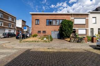 <p><span>Ontdek dit renovatieproject aan de Van Rossumstraat 2 in Deurne. Op het gelijkvloers vindt u een ruim magazijn/garage van </span><span>75 m²</span><span> met extra parkeermogelijkheden. Op de eerste verdieping bevindt zich een te renoveren appartement van </span><span>82 m²</span><span> met een leefruimte, keuken, badkamer, slaapkamer en terras. Een ideale kans voor wie op zoek is naar een project met potentieel op een </span><span>centrale locatie in Deurne</span><span>.</span></p>
<p><span>De bereikbaarheid is een grote troef: </span><span>twee tramhaltes liggen op wandelafstand</span><span>, en de </span><span>op- en afrit van de snelweg</span><span> bevindt zich eveneens vlakbij.</span></p>
<br /><br /><br />Indeling<br /><br />Kelder<br />• Kelderruimte<br /><br />Gelijkvloers<br />• Inkomhal / trappenhal<br />• Garage / magazijn (75 m²)<br />• Berging<br /><br />1ste verdieping<br />• Inkomhal<br />• Gang<br />• Woonkamer<br />• Keuken<br />• Badkamer<br />• Slaapkamer<br />• Terras<br /><br />Mis deze kans niet! Plan snel je bezoek en ontdek deze ruime woning zelf.<br />0496980710<br />kjento.van.hoydonck@albert.immo<br />www.albert.immo